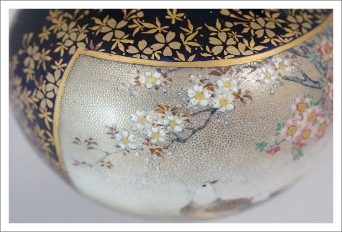 ヨロズアンティークモール / ＜SOLD＞ 薩摩焼 錦光山 花瓶 藤に鳥の図 